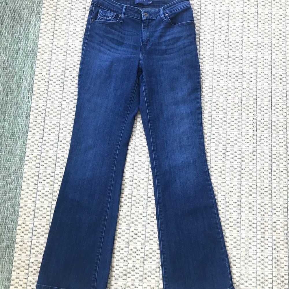 - Levi’s Bootcut Jean with embroidered pockets Size 8/29
